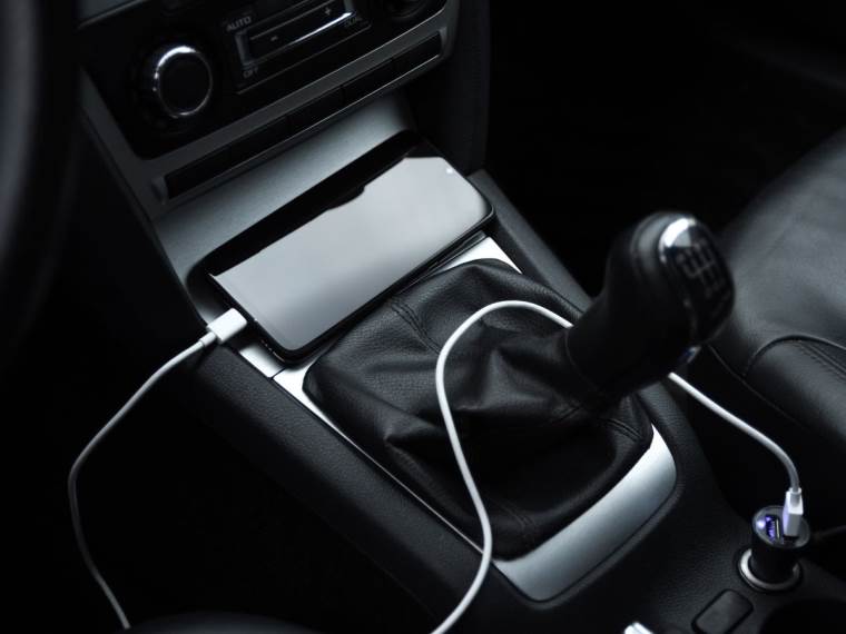 Punjenje telefona u automobilu _ Foto Shutterstock (2).jpg