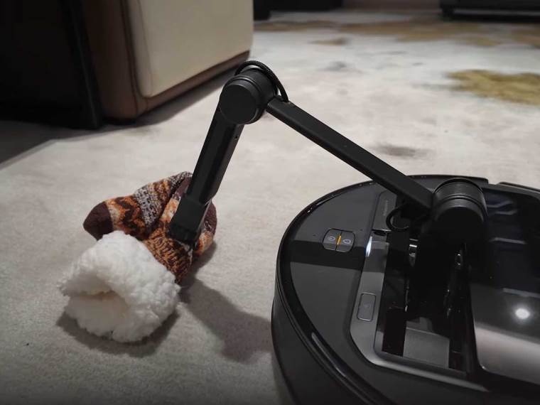 Roborock Saros Z70 robot usisivač sa mehaničkom rukom