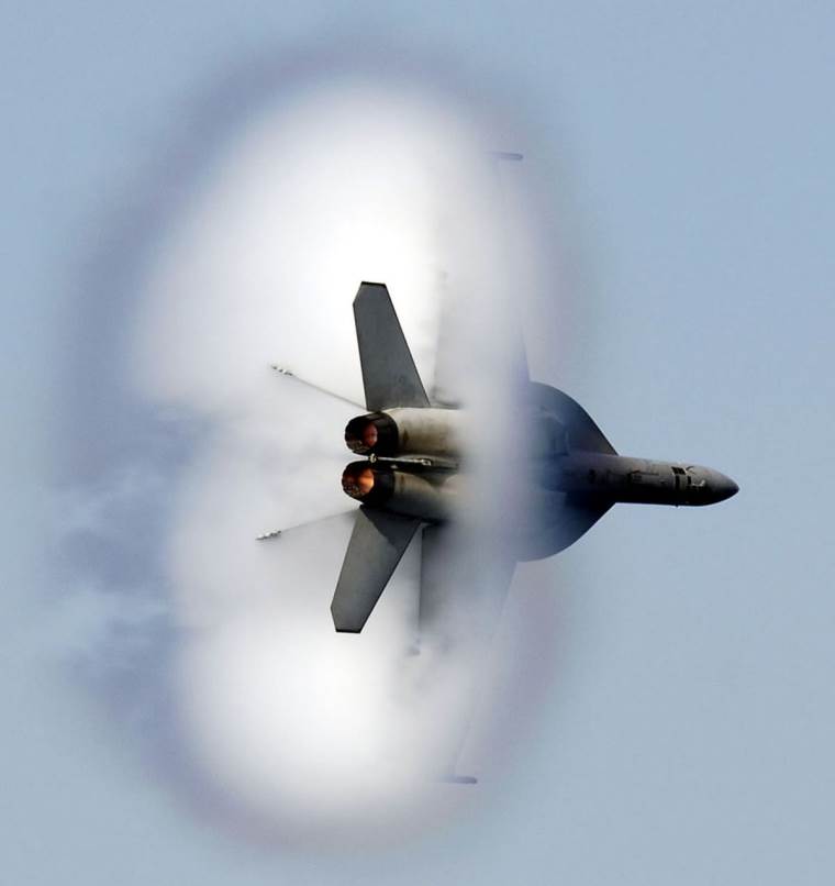FA-18F Super Hornet _ borbeni avion _ probijanje zvučnog zida _ Foto Wikimedia Public domain.jpg