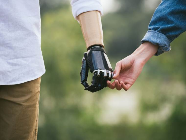 Robot _ čovek _ Foto Shutterstock.jpg