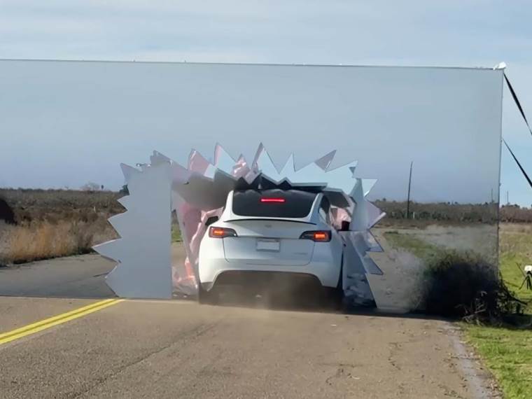 Tesla udara u zid sa slikom puta