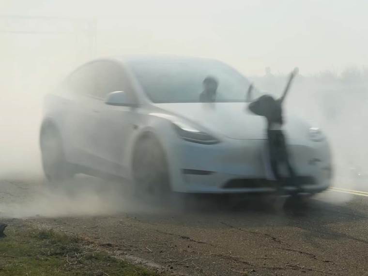 Tesla udara u lutku