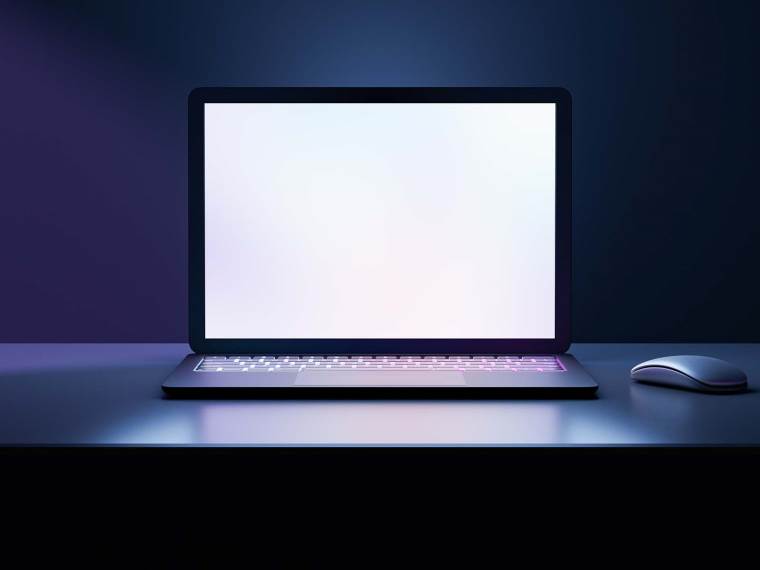 Laptop u mraku