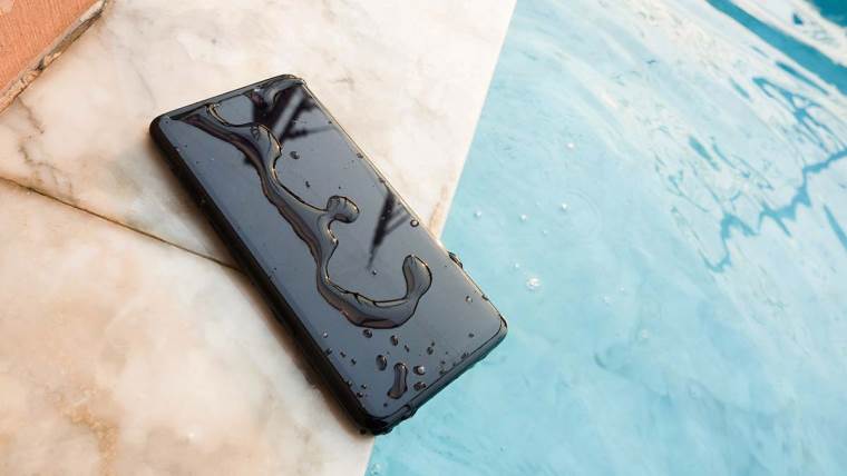 Telefon pored vode