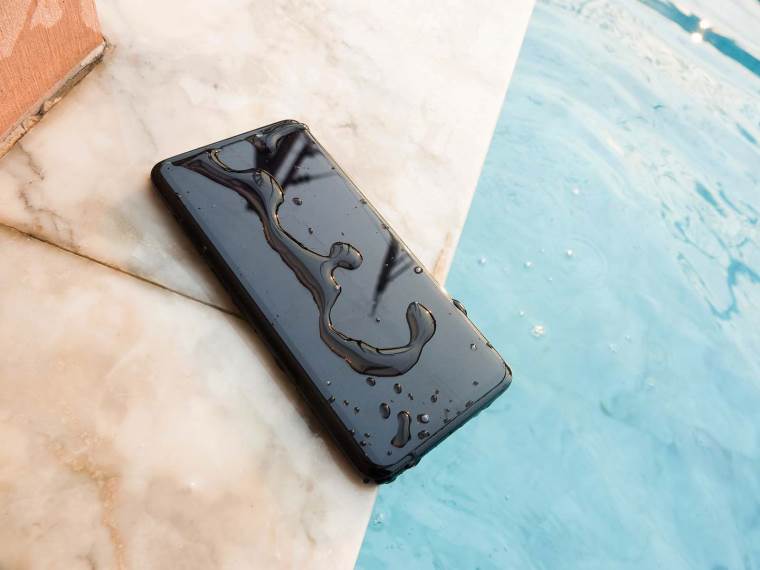 Telefon pored vode