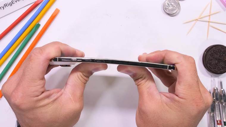 iPhone Air savijanje rukama
