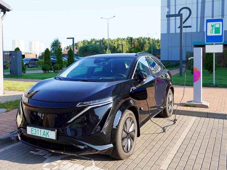Električni automobil na punjaču