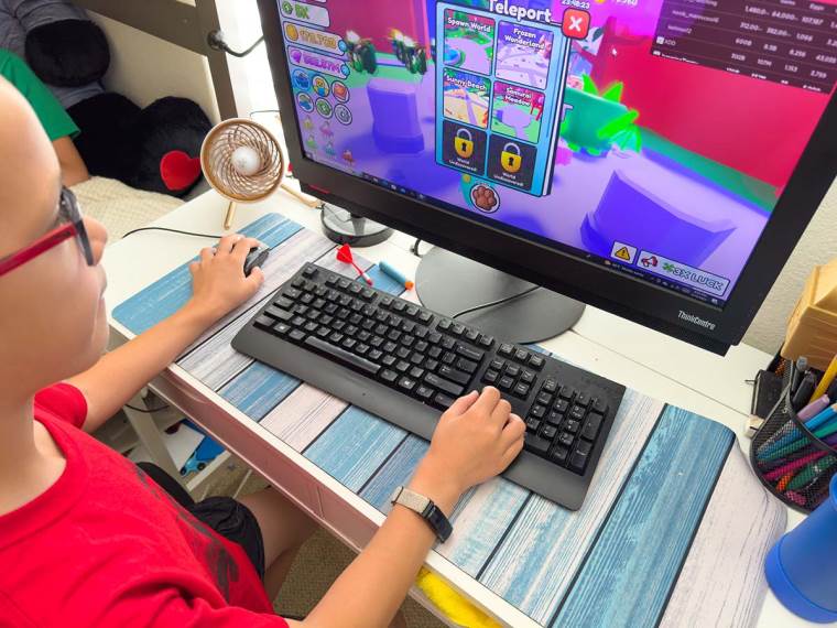 Dete igra Roblox na računaru