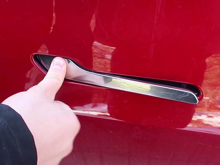 Skrivena kvaka na Tesla automobilima