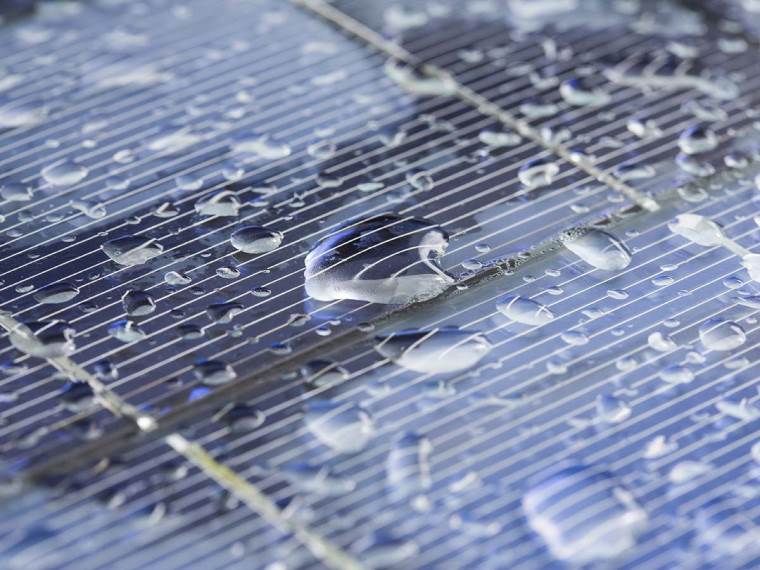 Kapi kiše na solarnom panelu