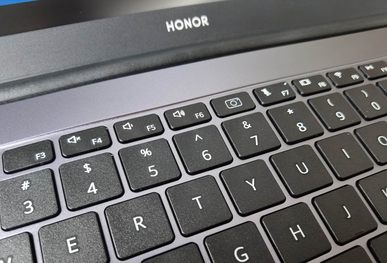 HONOR MagicBook X 15 laptop test i cena (8).jpg