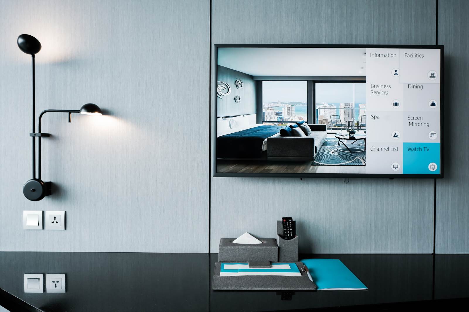 TV na zidu bez kablova sa lampom pored