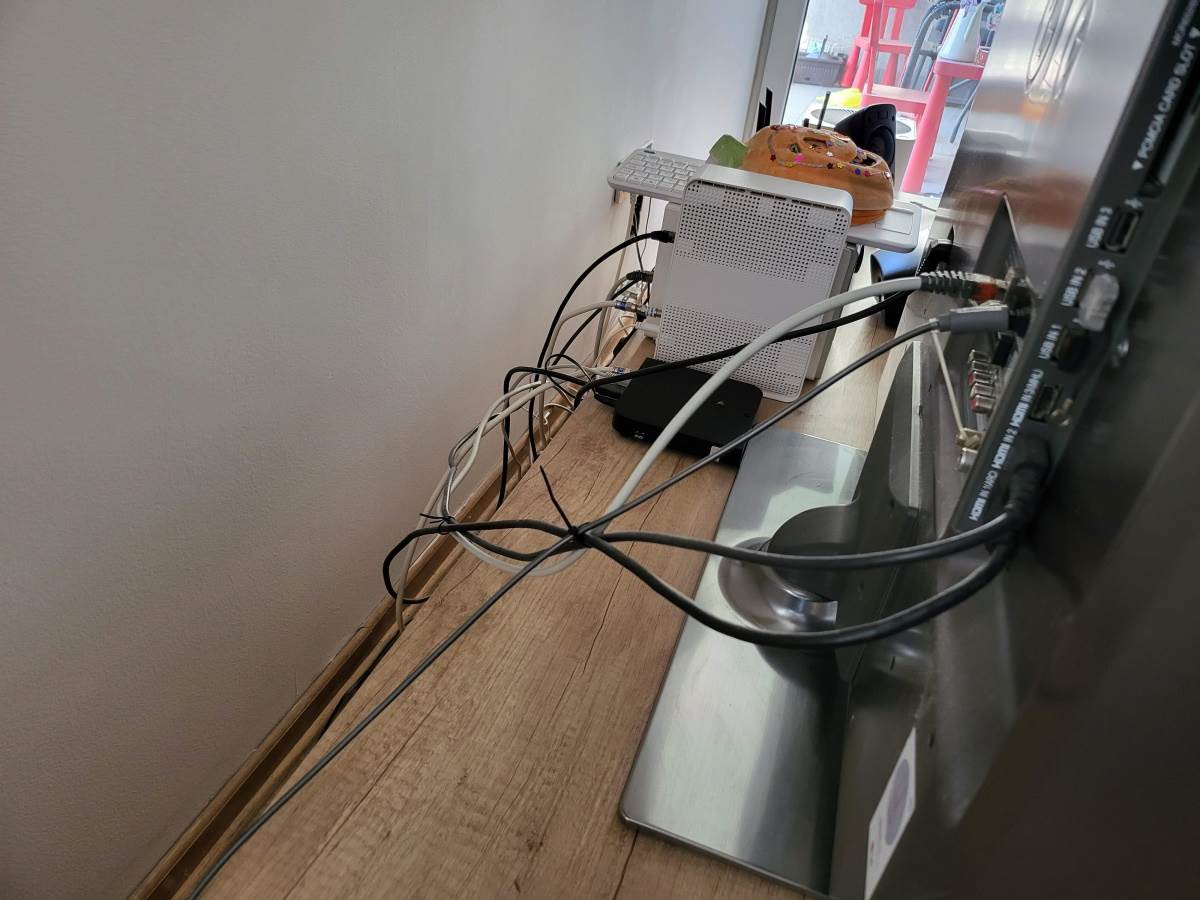 Kablovi povezani na TV, ruter i set top box