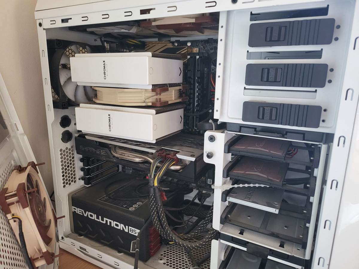 Otvoreni desktop računar na radnom stolu