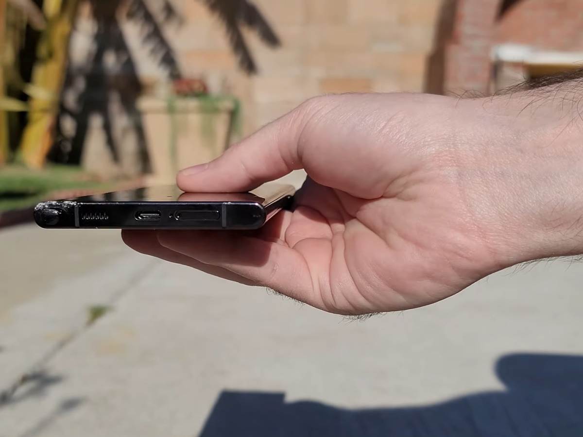 Samsung Galaxy S22 Ultra drugi pad - izgreban ram sa donje strane