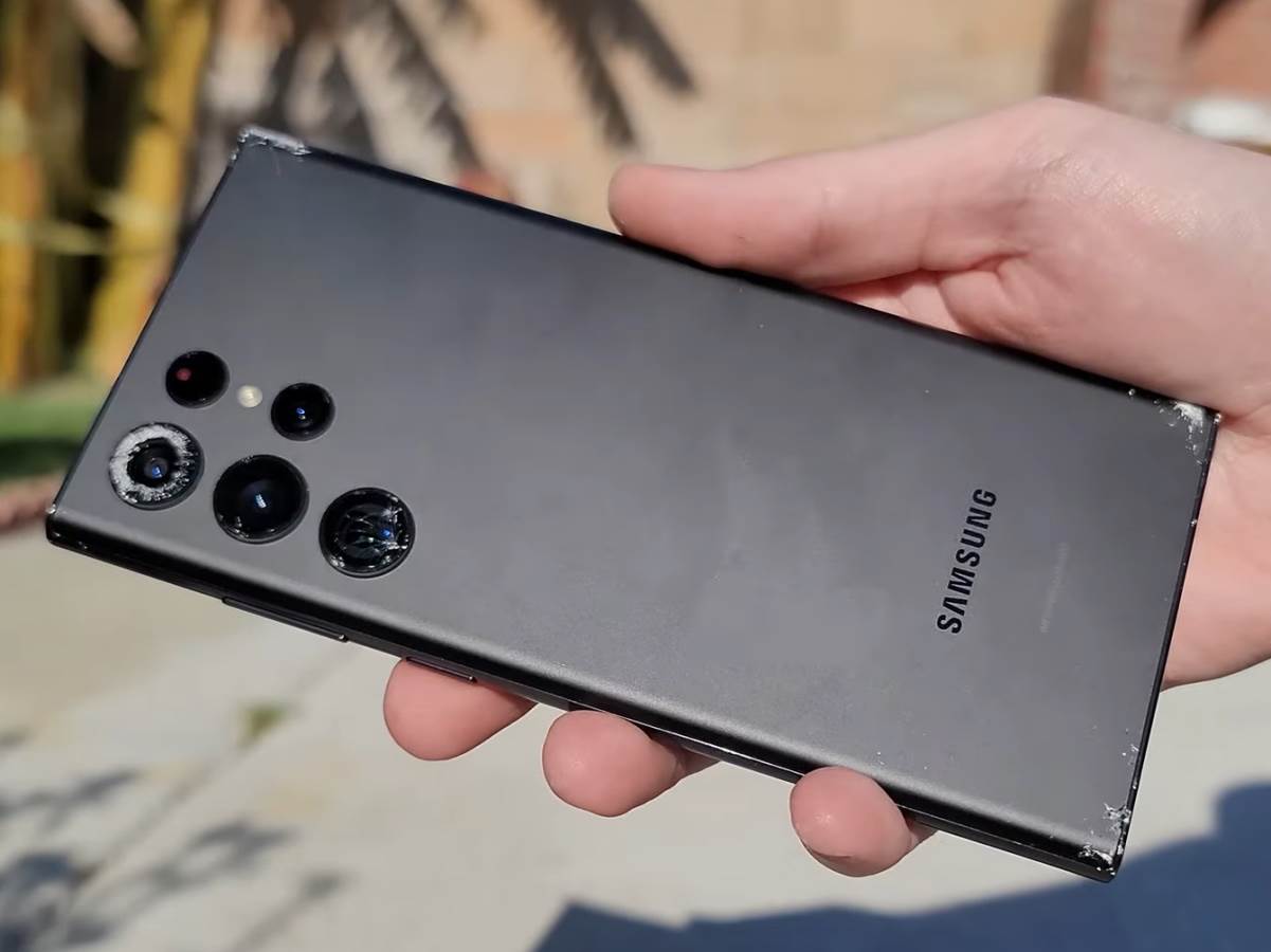 Samsung Galaxy S22 Ultra četvrti pad - oštećenja na leđima