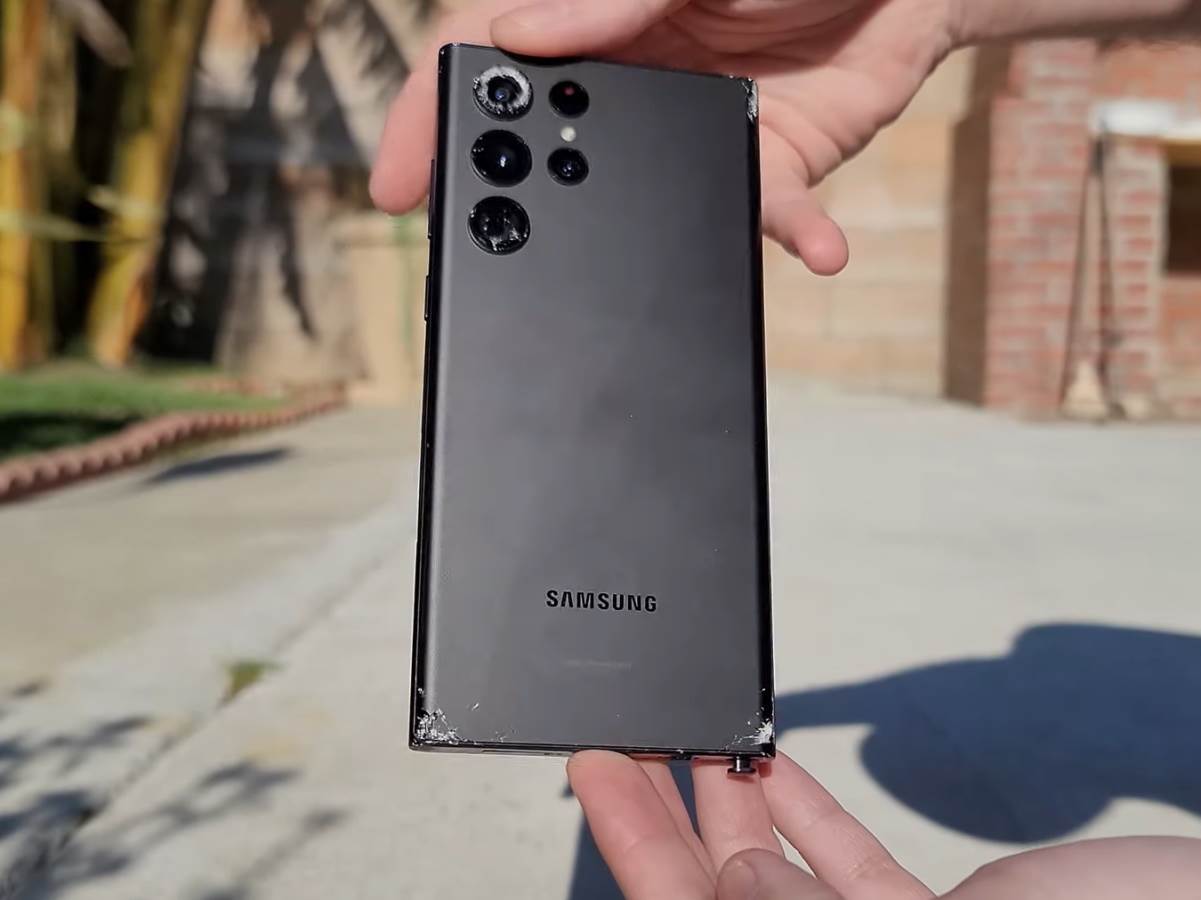 Samsung Galaxy S22 Ultra peti pad - pukotina na leđima