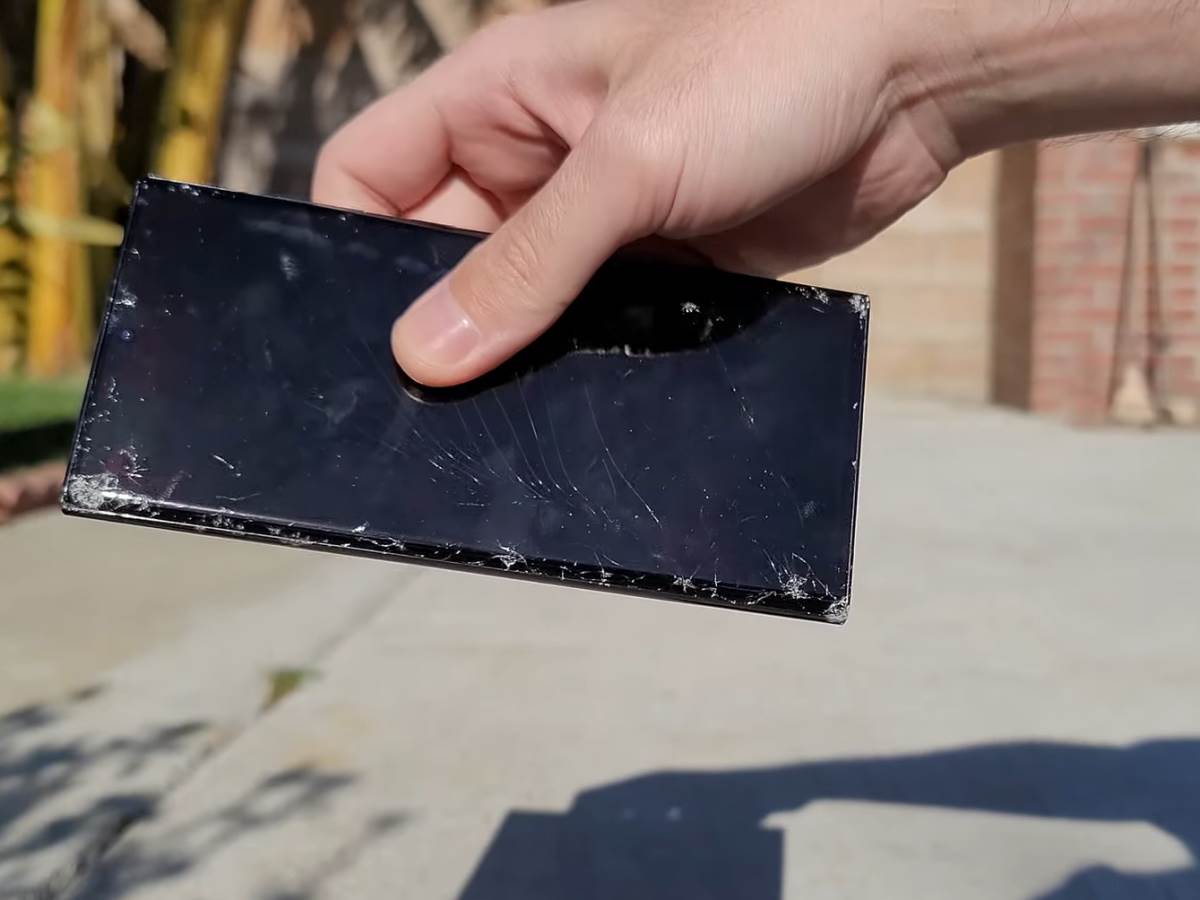 Samsung Galaxy S22 Ultra finalni izgled - polomljen ekran