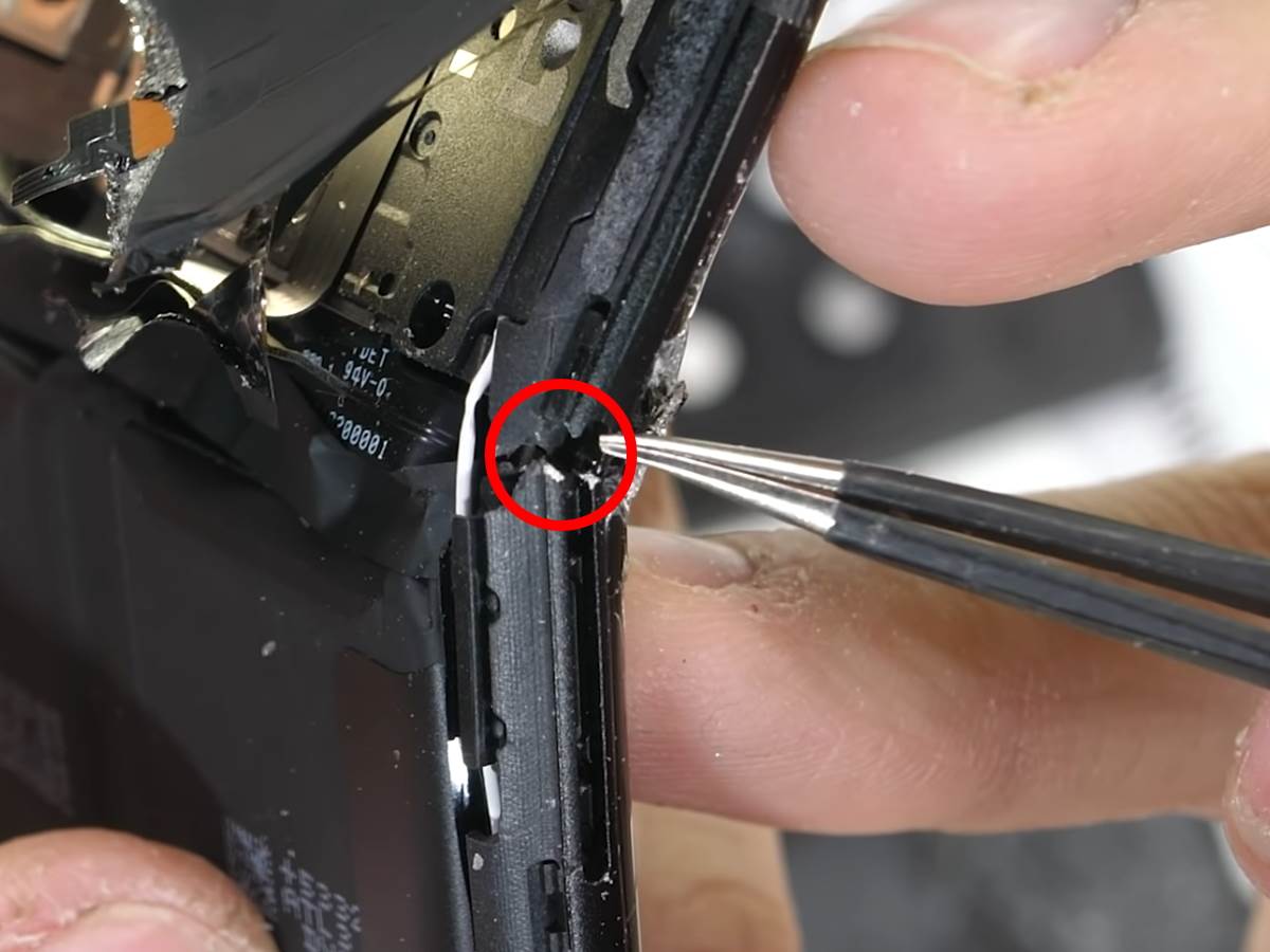 OnePlus 10 Pro pukao na JerryRigEverything testu 5.jpg