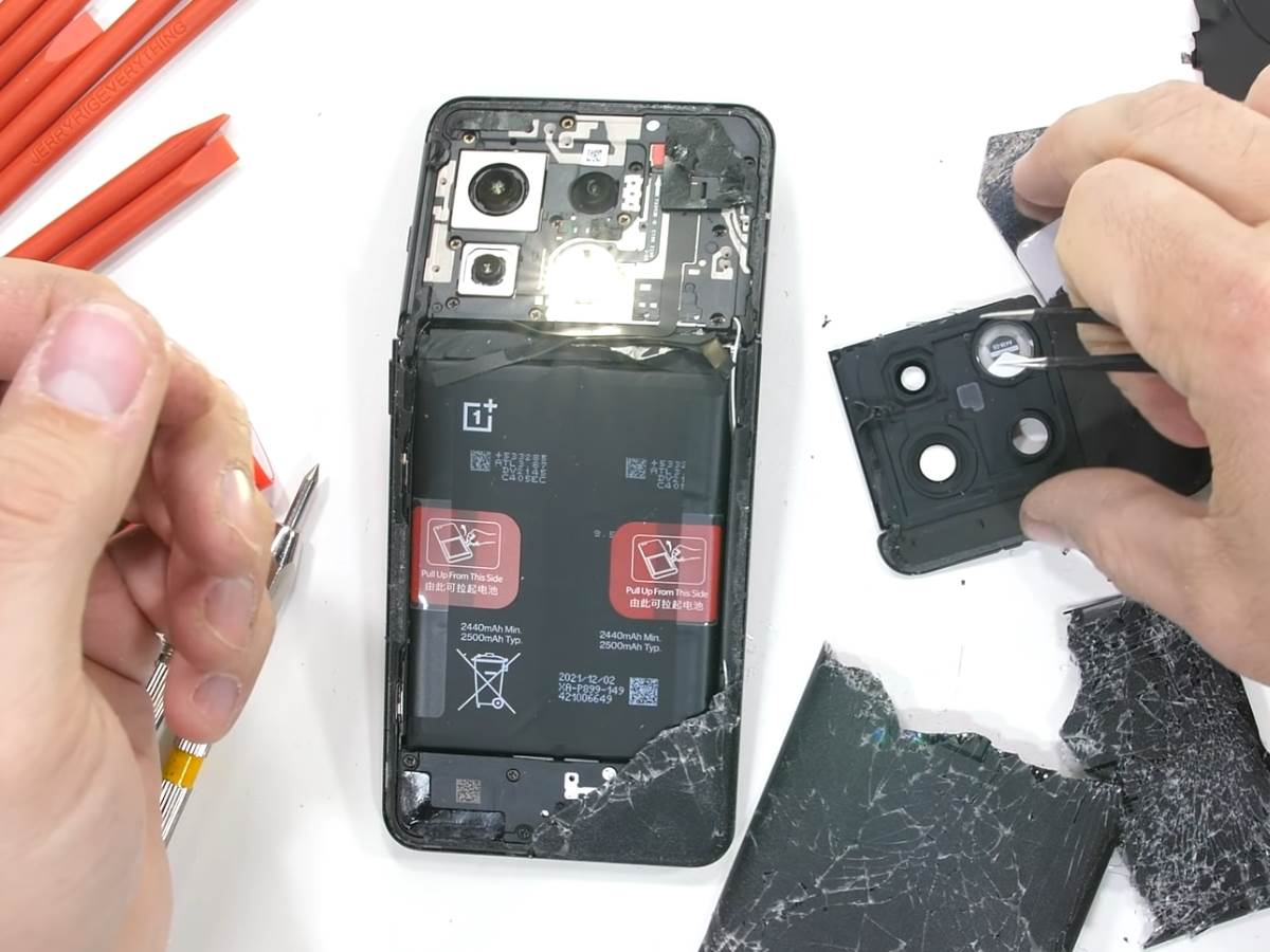 OnePlus 10 Pro pukao na JerryRigEverything testu 8.jpg