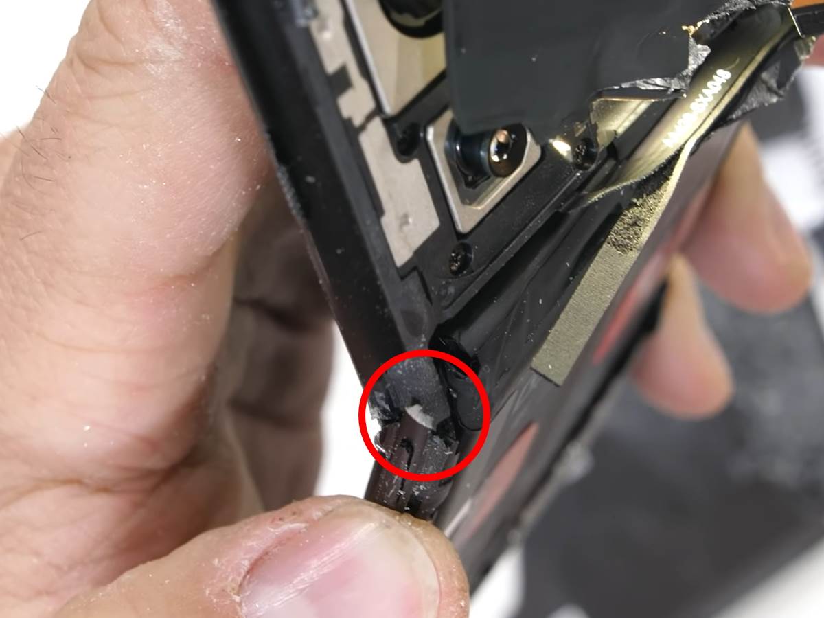 OnePlus 10 Pro pukao na JerryRigEverything testu 7.jpg