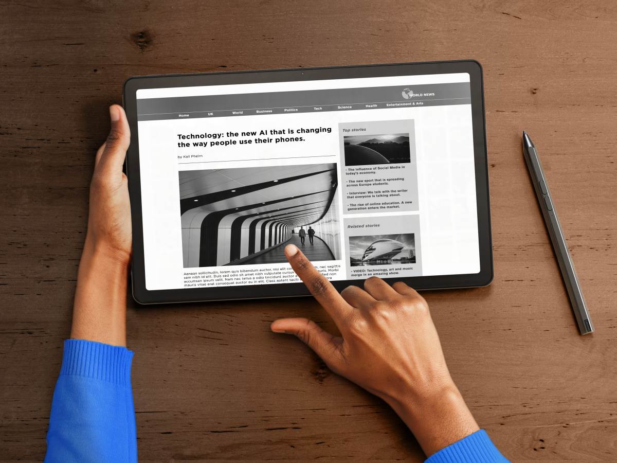 Lenovo Tab m10 Plus u režimu čitanja sa olovkom pored