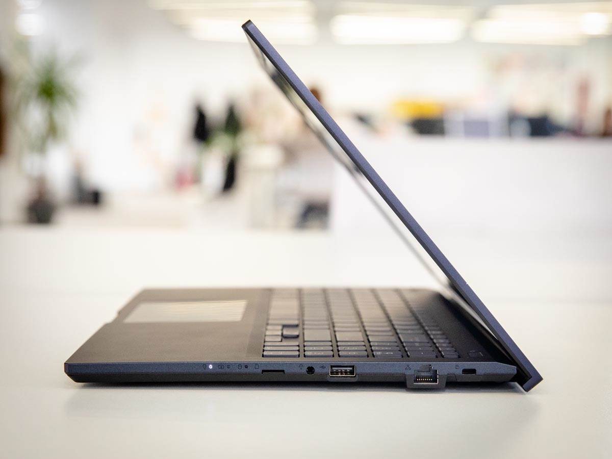 ASUS ExpertBook BA1500 konekcije s desne strane.jpeg