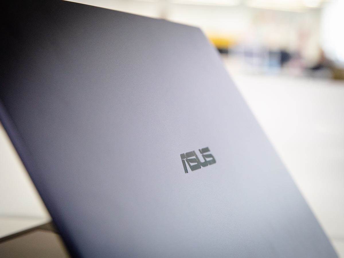 ASUS ExpertBook BA1500 poklopac ekrana.jpeg
