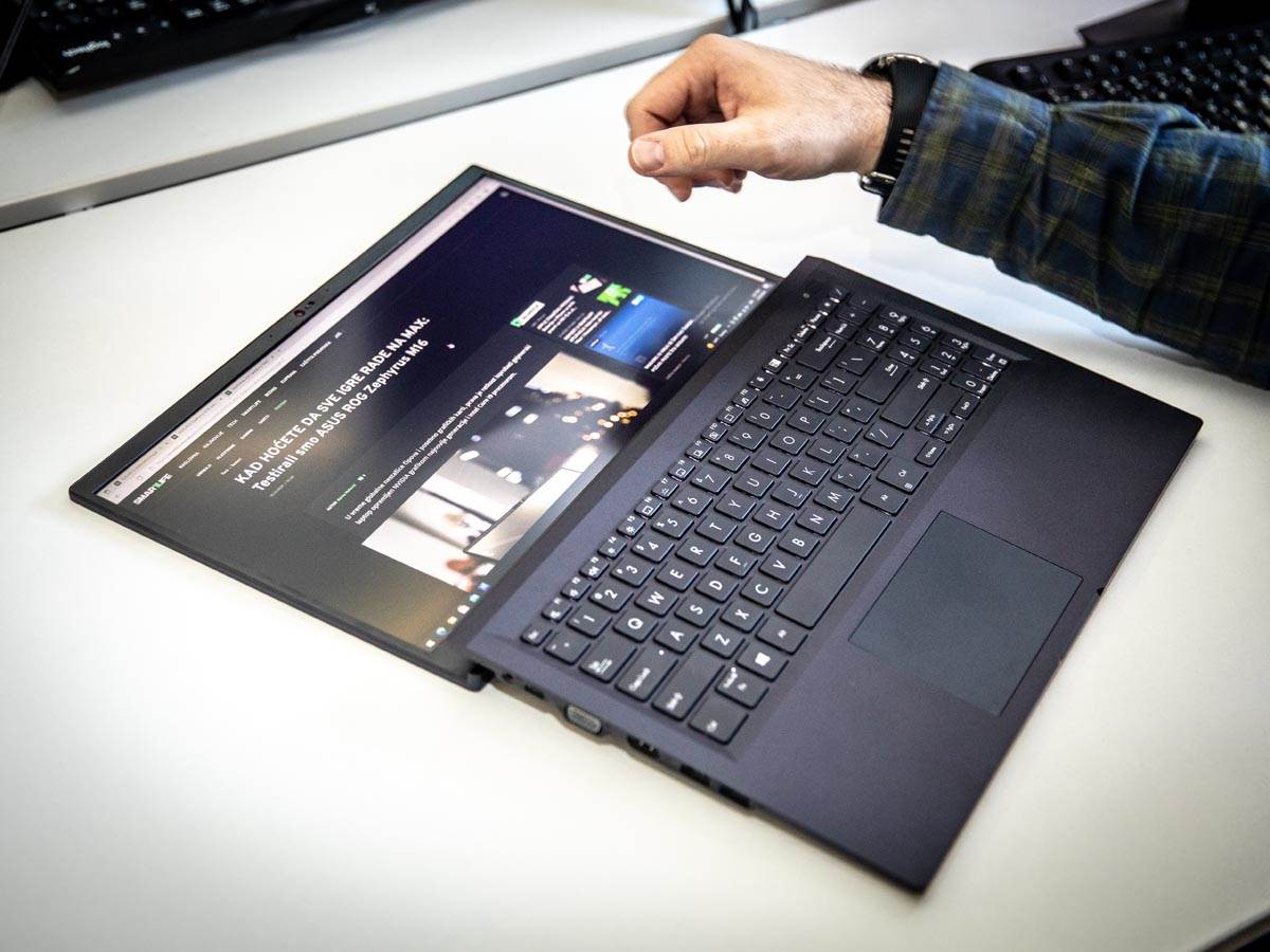 ASUS ExpertBook BA1500 otvaranje 180 stepeni.jpeg
