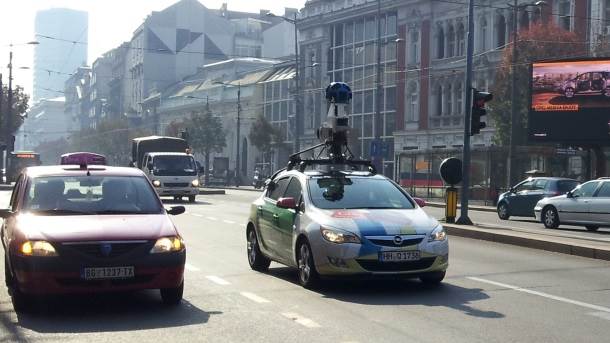 Google Maps slika iste žene na istom mestu 9 godina kasnije