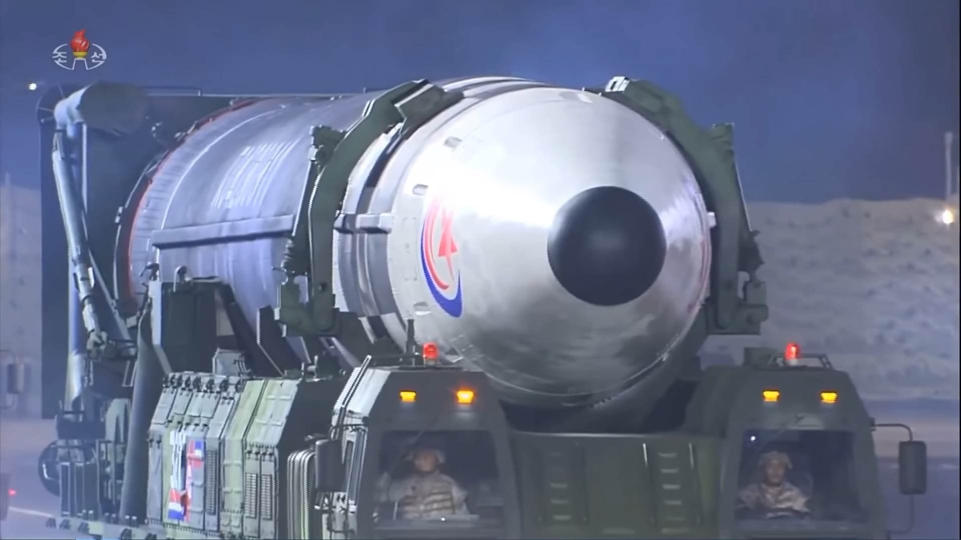 Severna Koreja parada 10.png