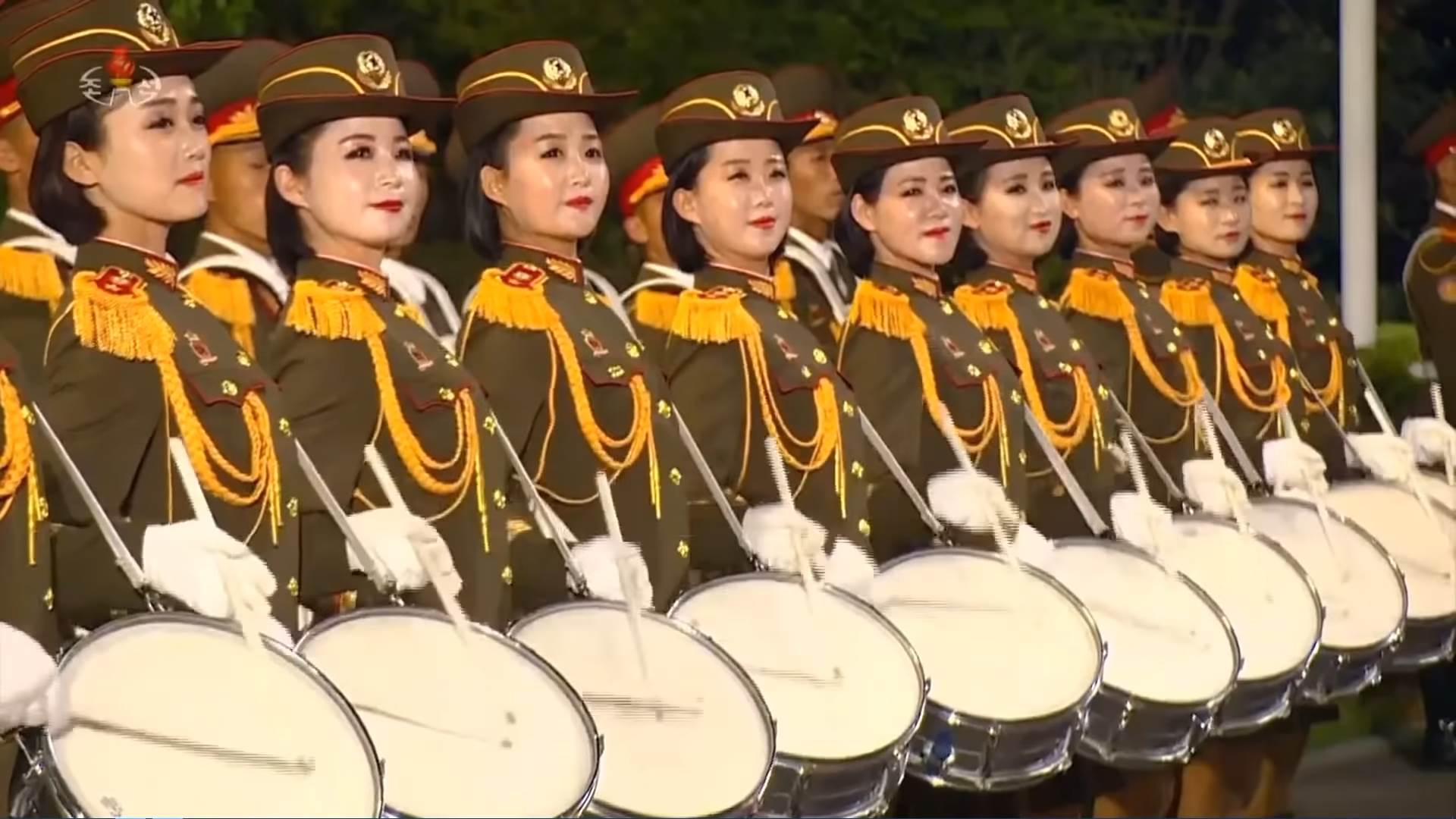 Severna Koreja parada 13.png