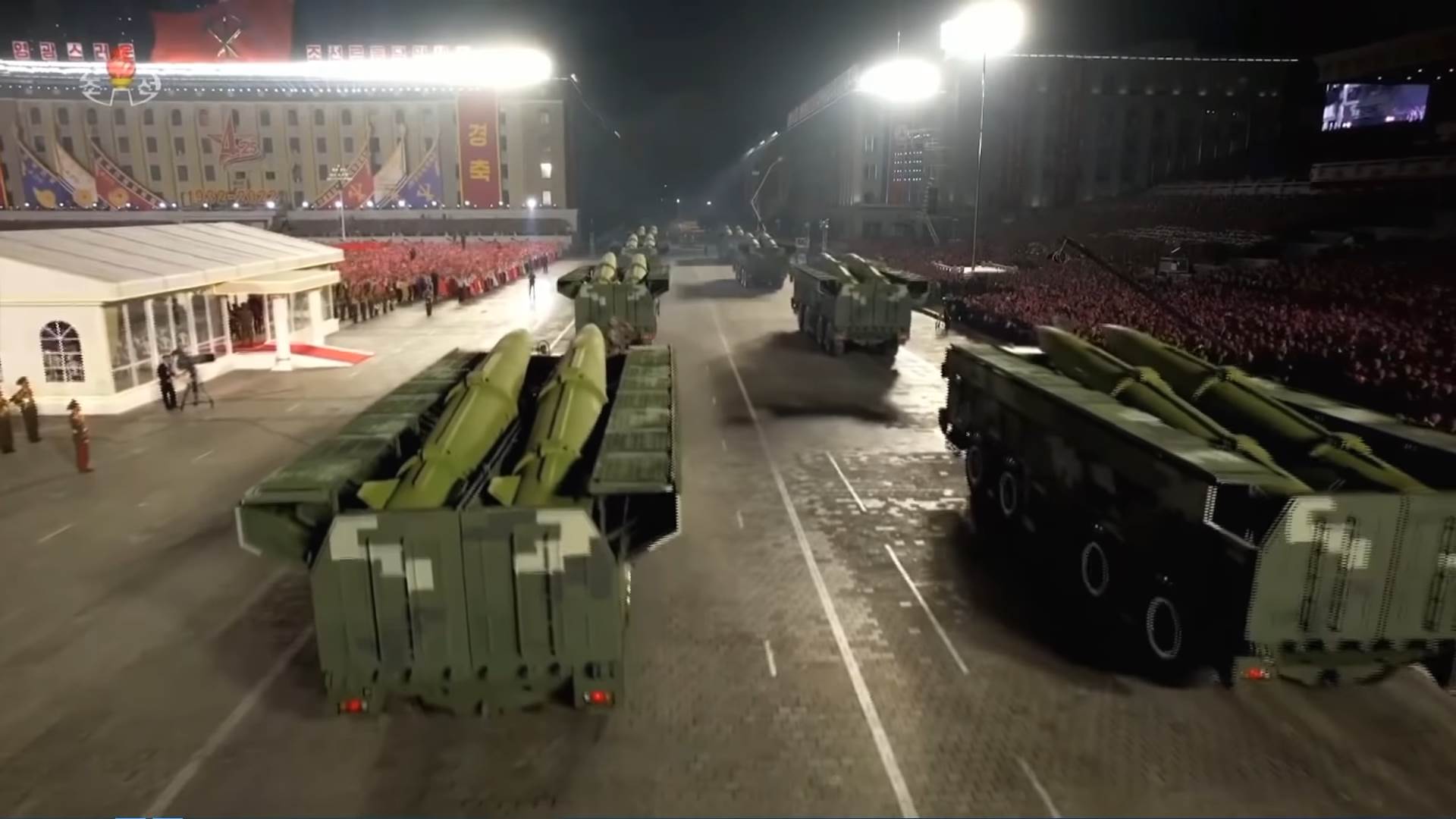 Severna Koreja parada 18.png