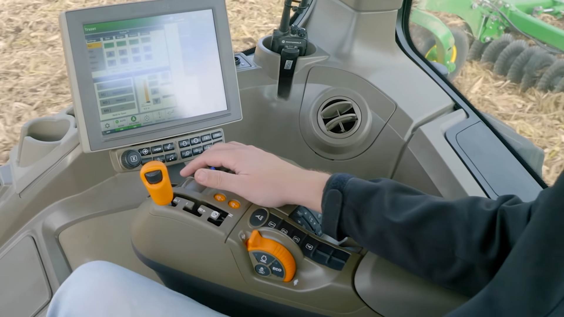 7R Tractors Walkaround _ John Deere 5-39 screenshot.png