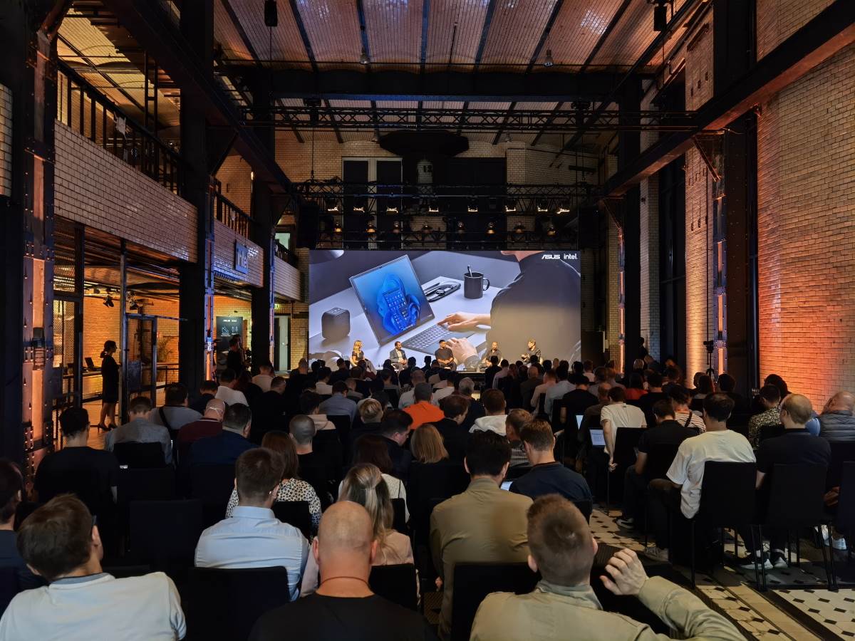 Asus Zenbook 17 Fold OLED uživo (4).jpg