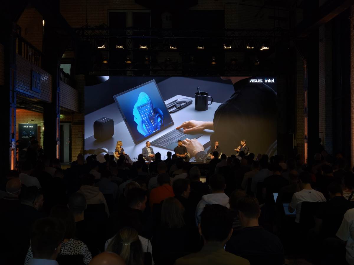 Asus Zenbook 17 Fold OLED uživo (5).jpg