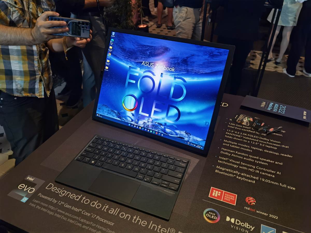 Asus Zenbook 17 Fold OLED uživo (8).jpg