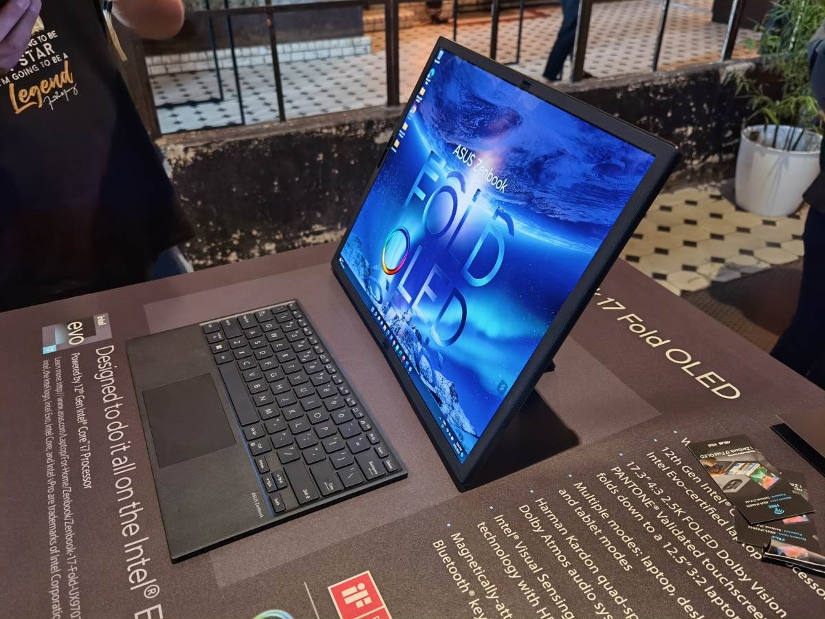 Asus Zenbook 17 Fold OLED uživo (9).jpg