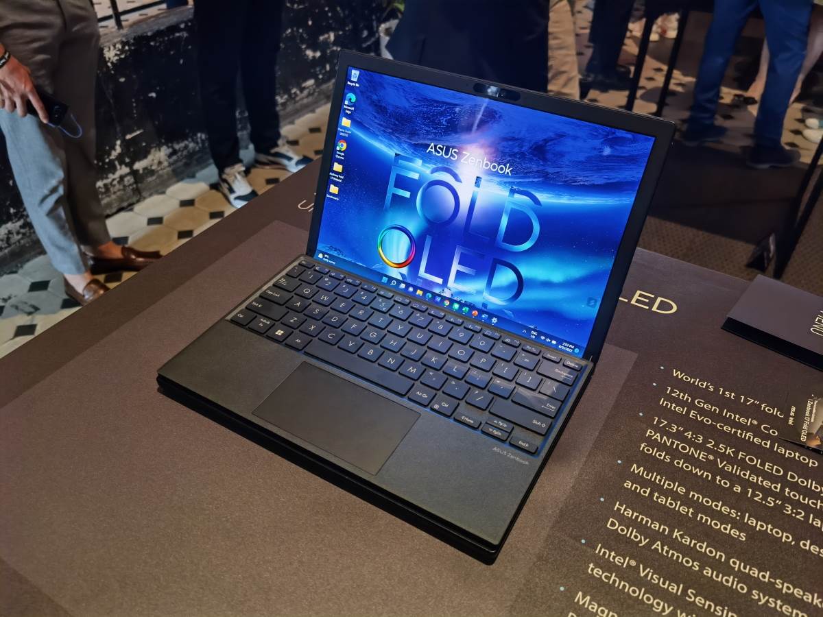 Asus Zenbook 17 Fold OLED uživo (10).jpg