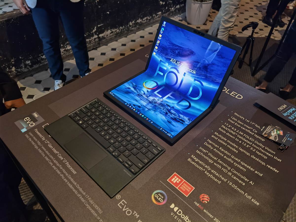 Asus Zenbook 17 Fold OLED uživo (11).jpg