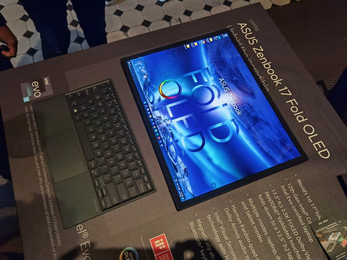 Asus Zenbook 17 Fold OLED uživo (13).jpg