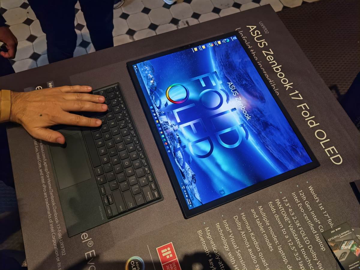 Asus Zenbook 17 Fold OLED uživo (14).jpg