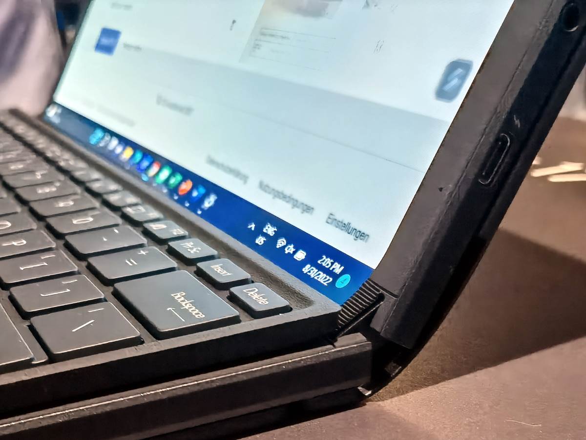 Asus Zenbook 17 Fold OLED uživo (15).jpg