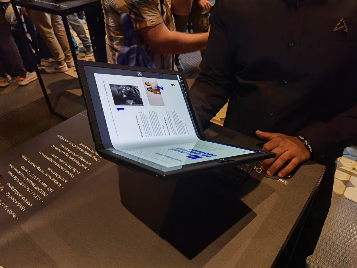 Asus Zenbook 17 Fold OLED uživo (16).jpg