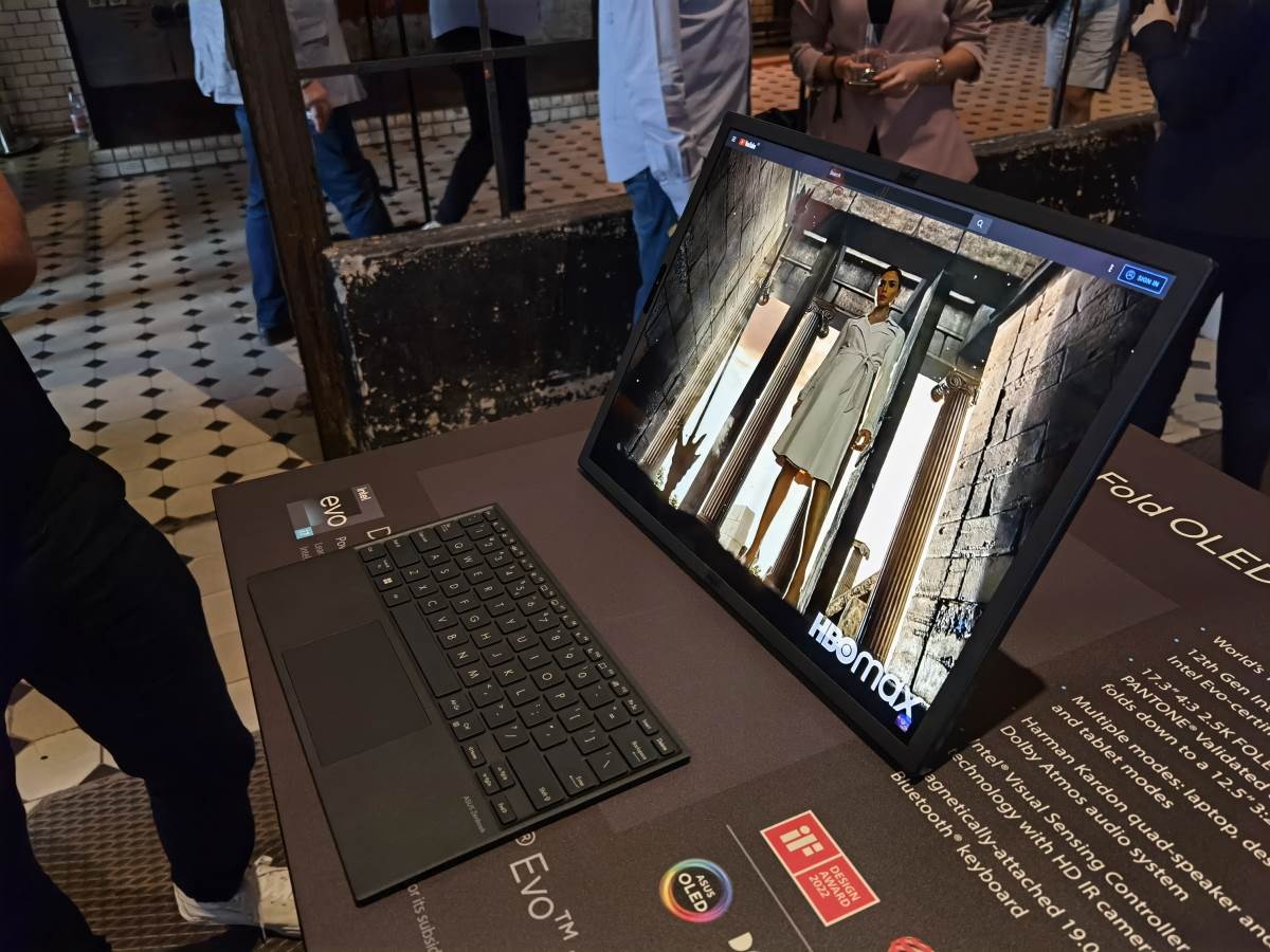 Asus Zenbook 17 Fold OLED uživo (17).jpg