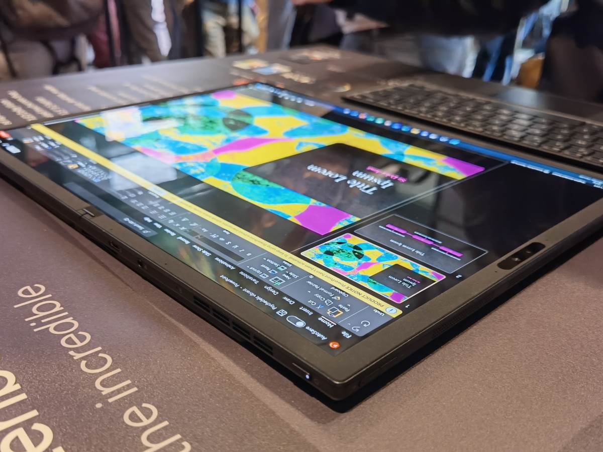 Asus Zenbook 17 Fold OLED uživo (20).jpg