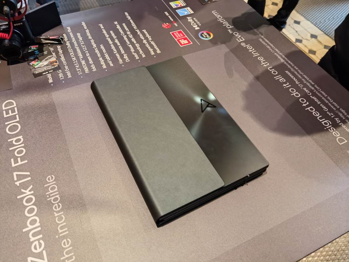 Asus Zenbook 17 Fold OLED uživo (21).jpg