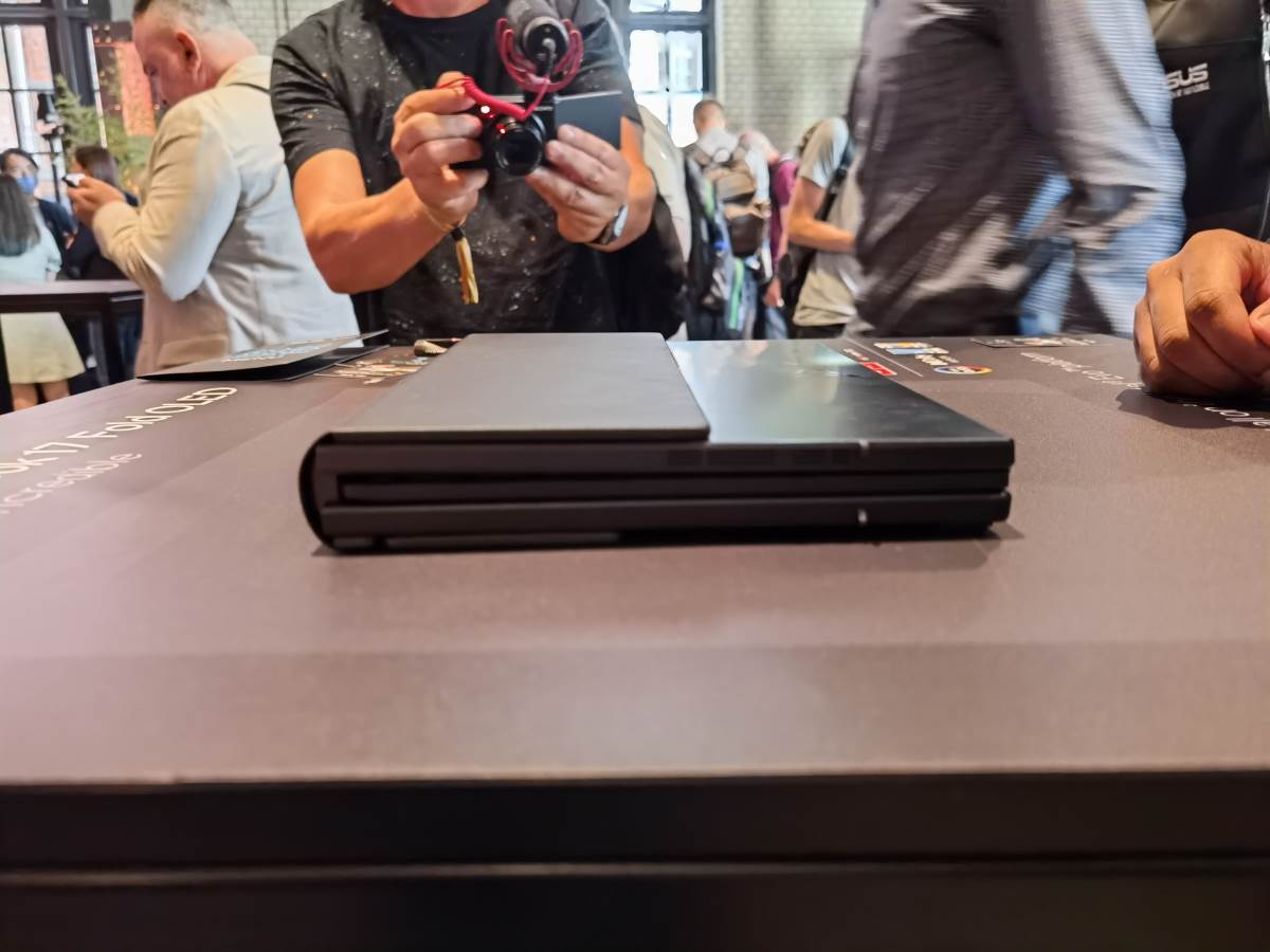 Asus Zenbook 17 Fold OLED uživo (22).jpg
