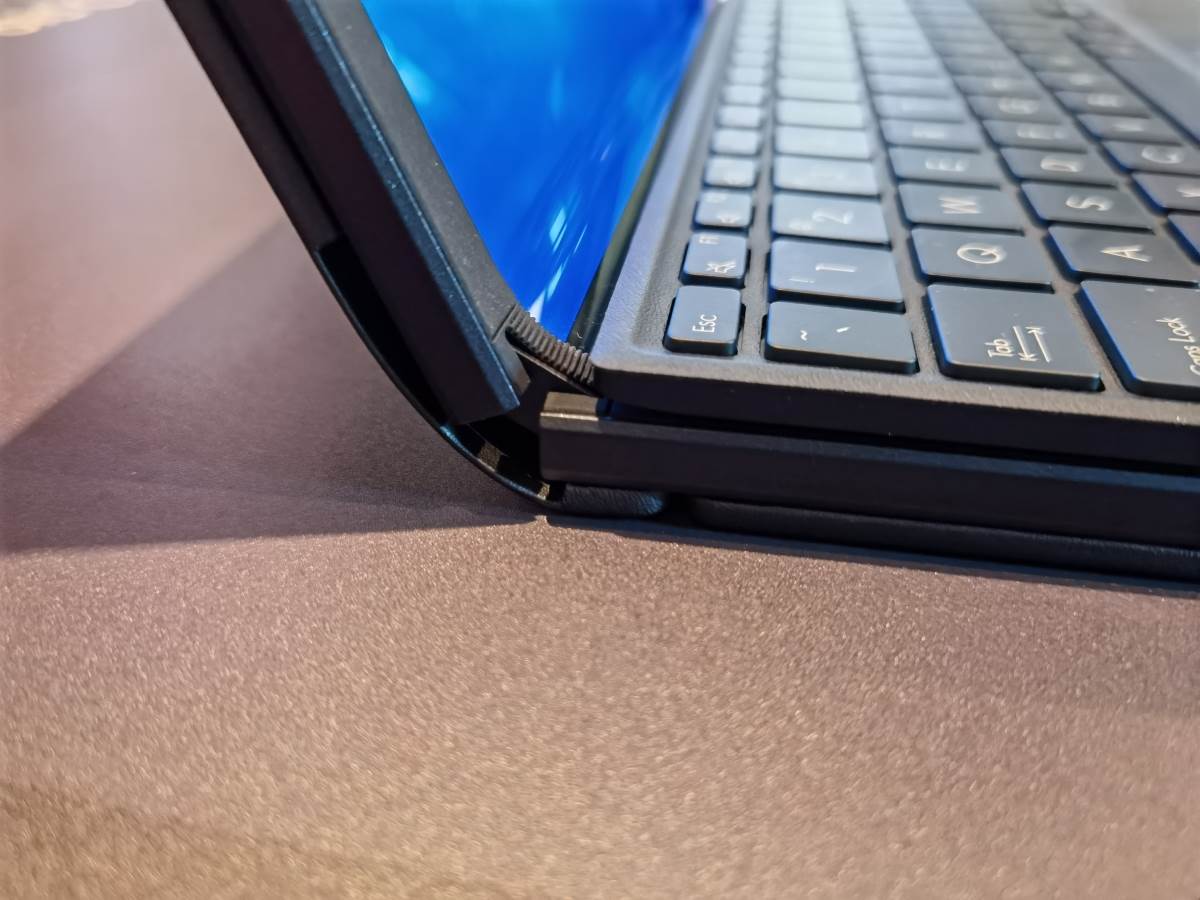 Asus Zenbook 17 Fold OLED uživo (23).jpg