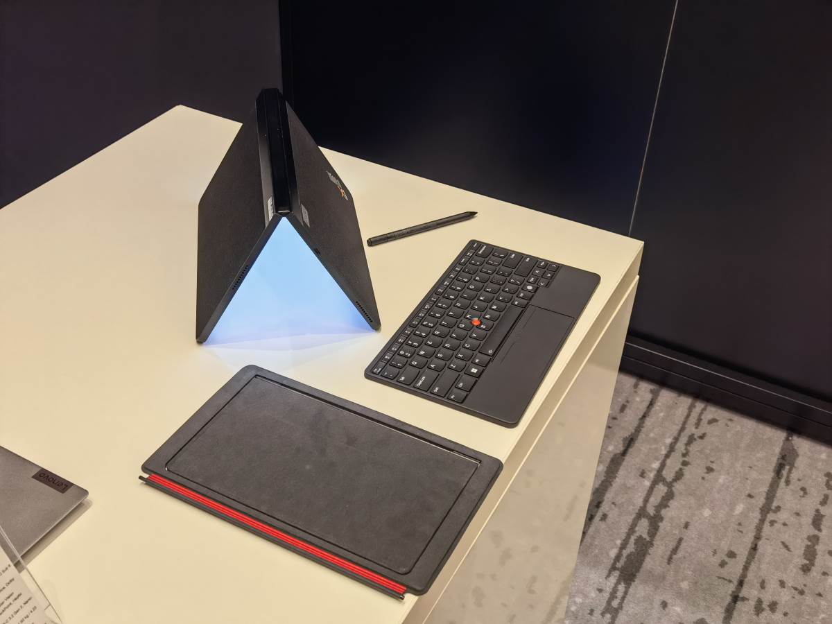 Lenovo ThinkPad X1 Fold (3).jpg